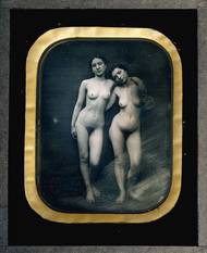 Félix Jacques Moulin: Dva stojící ženské akty, (daguerrotypie, cca 1850), originální rámování. Ze sbírek Metropolitního muzea v New Yorku, Rubelova sbírka - nákup, anonymní dar a dar Lily Acheson Wallaceové, 1997).
