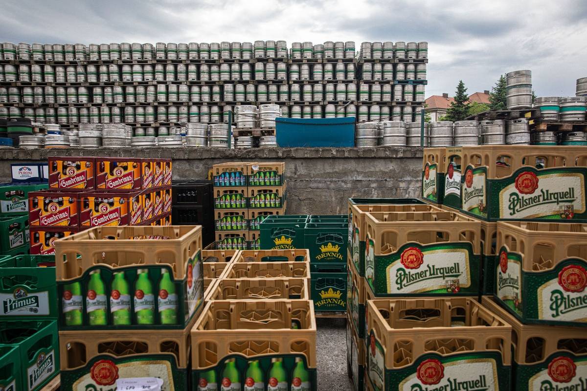 Část piva jde do lahví, část do sudů. Nás zajímá to určené pro tanky.