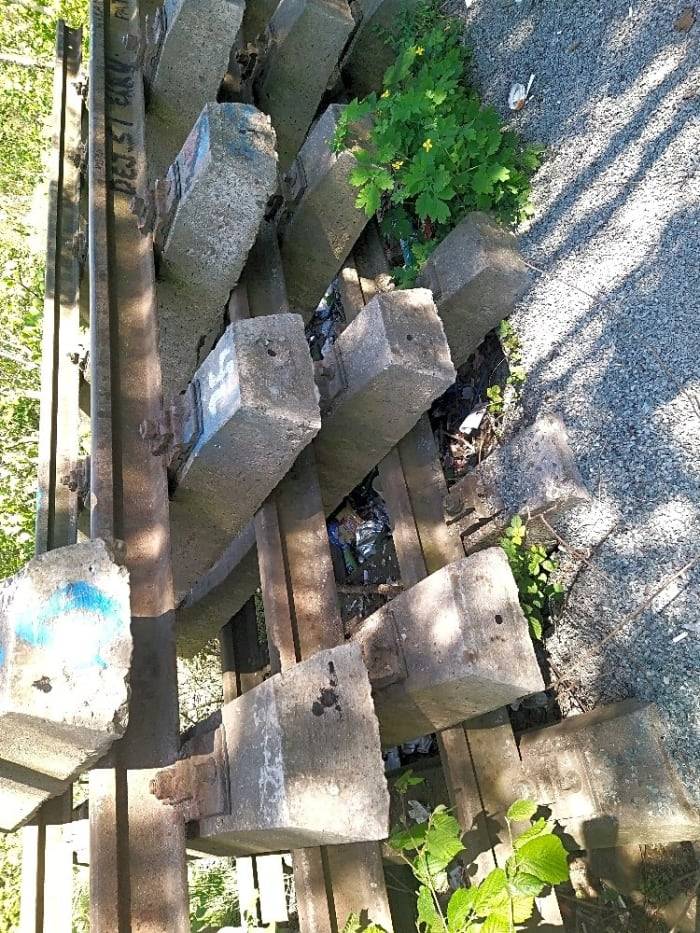 Nepořádek se nachází na pozemku českých hrah, v blízkosti kolejí, kam nemůžeme poslat naše pracovníky. Uklízíme pouze pozemky města Jaroměře.