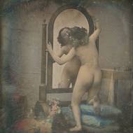 Félix Jacques Moulin: Ženský akt líbající svůj obraz v zrcadle (cca 1854, výřez z ručně kolorované stereografické daugerrotypie). Ze sbírek Muzea J. Paula Gettyho v Los Angeles.