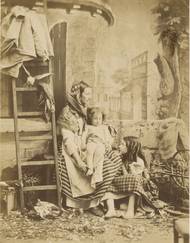 Félix Jacques Moulin: Venkovanka s dětmi (albuminový stříbrný tisk, 1855). Ze sbírek Muzea J. Paula Gettyho v Los Angeles.