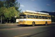 Poměrně nevšední byly též autobusy v Rumunsku. Zaprvé proto, že díky licenci se pod značkou Roman vyráběly západoněmecké autobusy i nákladní automobily MAN. Na snímku vidíte typ 112 UD, doplněný o dvě nádrže na střeše. To proto, že rumunské autobusy byly hojně upravovány na pohon na CNG, který se někde musel skladovat. Proto velké střešní nádrže.
