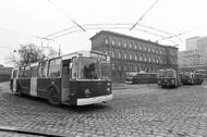 Ačkoliv typické byly pro maďarská města autobusy a trolejbusy Ikarus, část vozového parku tvořily třeba i sovětské modely. Tady na fotce typ ZiU 9, který se s modernizacemi od roku 1972 dělal až do roku 2014 a v Sovětském svazu či později Rusku patřil k základním pilířům hromadné dopravy. Je to také jeden z nástupců typu MTB 82, na nějž už jste v této galerii také mohli narazit.