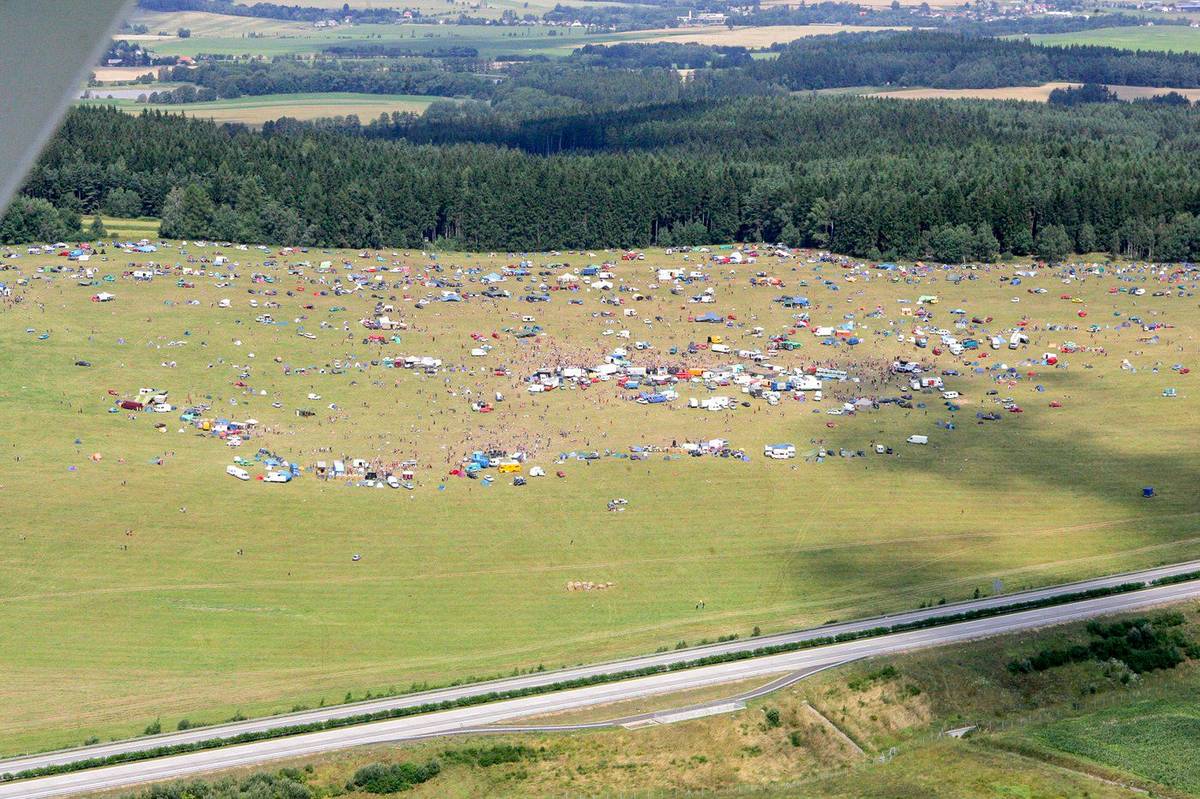 Od poloviny 90. let se na různých místech Česka každé léto konala nelegální technoparty, známá jako CzechTek, na níž se sjížděli příznivci elektronické hudby z celé Evropy.