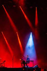 Jednou z hvězd posledního festivalového dne byl britský producent elektronické hudby a zpěvák James Blake, jenž získal britskou Mecury Prize a proměnil jednu z již devíti nominací na Grammy. V Ostravě představil skladby z alba Playing Robots into Heaven, které vydal vloni v září.