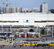 Barevný pohled na Budapešť konce 80. let. Ve skutečnosti ale všechny autobusy i trolejbusy mají stejný základ.