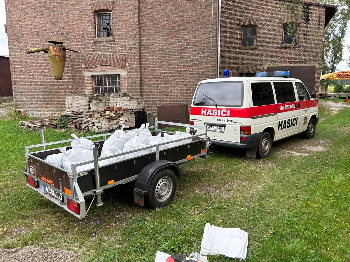 Vzhledem k předpovědím extrémního deštivého počasí jsme zajistili dostatečný počet pytlů a písek. Vše je uloženo v areálu Obecního úřadu. Předběžně jsme  několik desítek kusů pytlů naplnili. V případě aktuálního hrozícího nebezpečí Vás prosím o pomoc a součinnost při zajištění dalších protipovodňových zábran, tedy pytlů s pískem. Zároveň Vás prosím v době do nedělní půlnoci... 
V kteroukoli hodinu mě prosím informovujte o problémech s vodou v naší obci, abych mohl zajistit okamžitou pomoc. Volejte ihned na můj telefon 724 175 218. Sem mi také prosím, hlavně naši muži, nejlépe formou sms pošlete zprávu, že s Vámi v případě potřeby mohu počítat.
 
     Děkuji a věřím, že naše opatření budou pouze preventivního charakteru.     K. Tuček