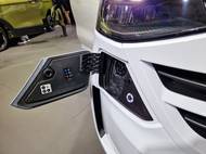 Elektrická i plug-in hybridní verze mají dobíjecí konektor v předním nárazníku. Plně elektrická verze má 64kWh baterku a výkon 100, 160 nebo 210 kW. Síla je, na rozdíl od ostatních verzí, přenášená na zadní kola. Plug-in hybrid se skládá z přeplňovaného benzinového čtyřválce o objemu 2,5 litru, elektromotoru a 11,8kWh akumulátoru. Celkově má 171 kW.