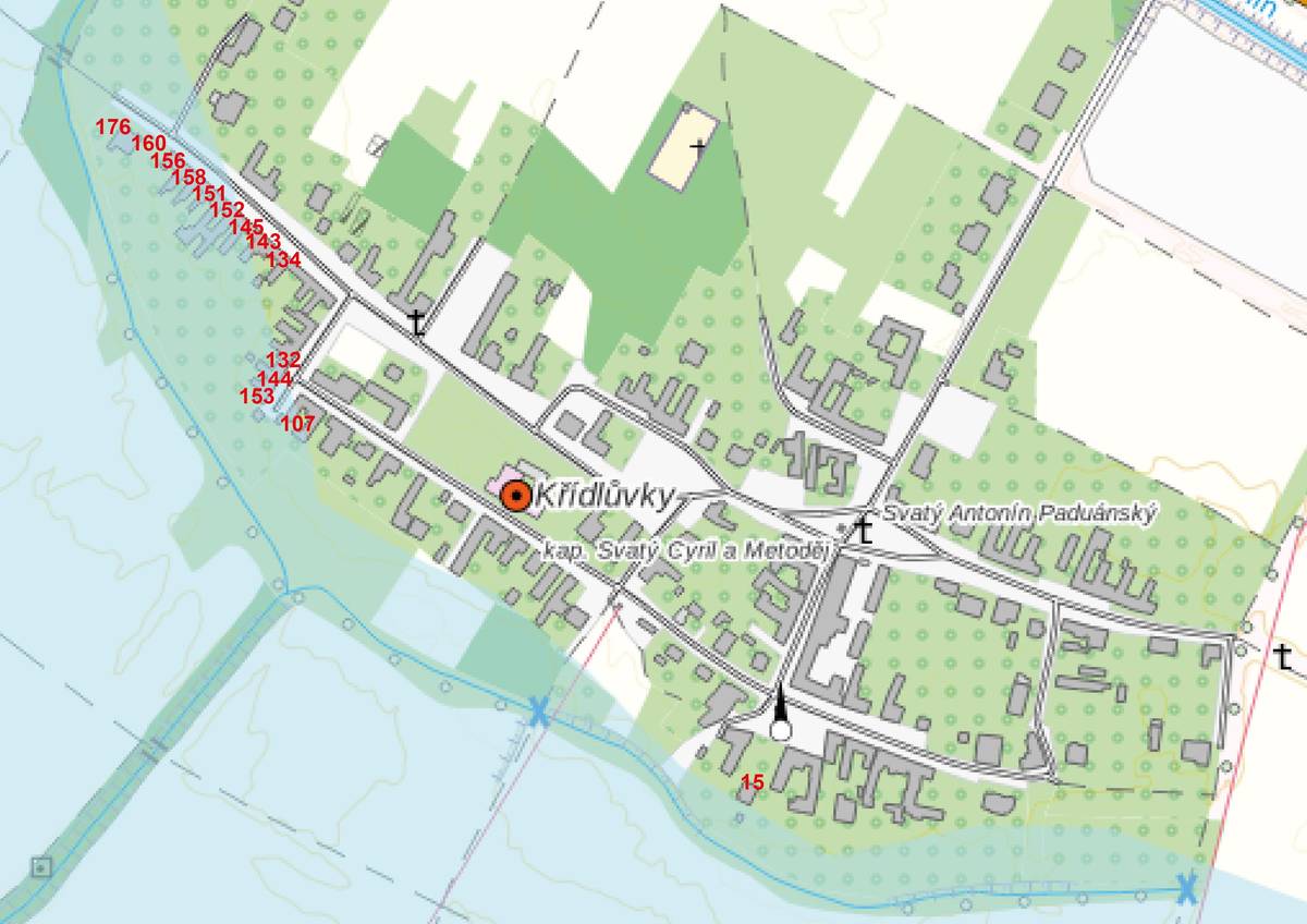 Přinášíme občanům informace z povodňové komise. Stav na řece Dyji je stabilní, ve 2. povodňovém stupni. Aktuální nárůst hladiny je způsobem řízeným odpouštěním přehrad Vranov a Znojmo. Předpokládá se také postupné naplňování kanálu Krhovice-Hevlín a jeho jednotlivých ramen. Aktuálně nehrozí žádné nebezpečí. Připraveny jsou pytle, písek i čerpadla. V případě vzniku mimořádně situace jsou obec i hasiči připraveni jednat rychle. Občané mohou zachovat klid.
Povodňová předpověď pro naši obec je taková, že příští den ráno může řeka dosáhnout 3. povodňový stupeň, v pondělí ráno se pak očekává vyvrcholení vzestupu vody. Podle odborných předpovědí se s nejistotou očekává, že hladina vody může dosáhnout až intenzity padesátileté vody. Majitelům nemovitostí v záplavovém území stoleté vody se doporučuje připravit na možnost záplavy. V tomto záplavovém území se nachází nemovitosti na jižní straně celé ulice směrem na Valtrovice a dále č.p. 153, 132, 144, 107 a 15.
Chtěli bychom zároveň upozornit na doporučení ústřední povodňové komise, která nedoporučuje občanům pohybovat se v lesích a kolem větrolamů kvůli zvýšenému riziku pádů stromů z důvodu podmáčení a silného větru. Taktéž prosíme, abyste se pohybovali v obci kolem vzrostlých stromů obezřetně.
V poslední řadě místní povodňová komise varuje před tzv. povodňovou turistikou! Silně nedoporučujeme snažit se dostat ke korytu řeky Dyje, z již zmíněných důvodů pěšky, tak také ani automobilem nebo jiným vozidlem, které k tomu není přizpůsobeno. Hasiči koryto řeky pravidelně monitorují a je nyní stabilní.
Nakonec opakuji, že nyní nehrozí žádné nebezpečí a prosím občany obezřetnost při pohybu venku. V případě potřeby kontaktujte mě nebo místní hasiče.
Zbyněk Sobotka, starosta obce