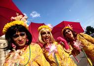 I letos ale oslavy "pride" na mnoha místech narušila pandemie. Už loni se konaly hlavně virtuálně, letos se řada měst rozhodla pro menší akce, aby dodržela patřičná hygienická opatření.