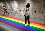 "Během více než rok trvající pandemie nastalo mnoho momentů, kdy se ukázalo, že LGBT+ lidé jsou stále občany druhé kategorie. Jmenovat můžeme například nerovná opatření týkající se manželství a registrovaného partnerství. Mladí LGBT+ lidé, kteří třeba zatím nejsou „vyoutovaní“, najednou zůstali na měsíce zavření ve svých domovech a bez přátel, kteří jim jsou běžně v životě oporou," vysvětluje ředitel pražského festivalu Tomáš Bílý, proč letos akce proběhne.