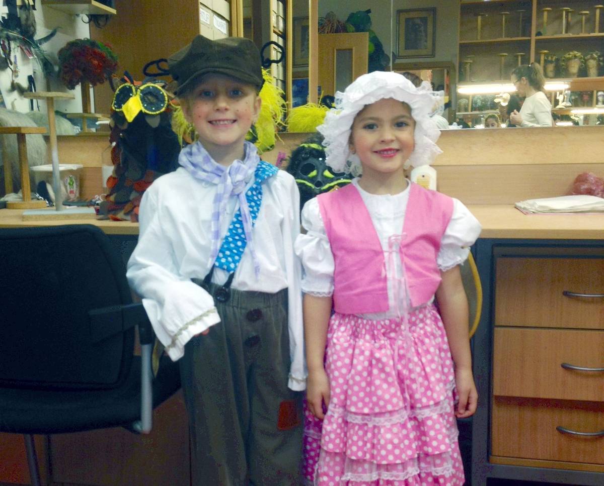 Tehdy čtyřletá Laura (vpravo) s o rok starší sestrou Leou v říjnu 2014 v rolích malinké Berušky a Broučka v baletu Broučci v kostymérně Moravského divadla Olomouc.