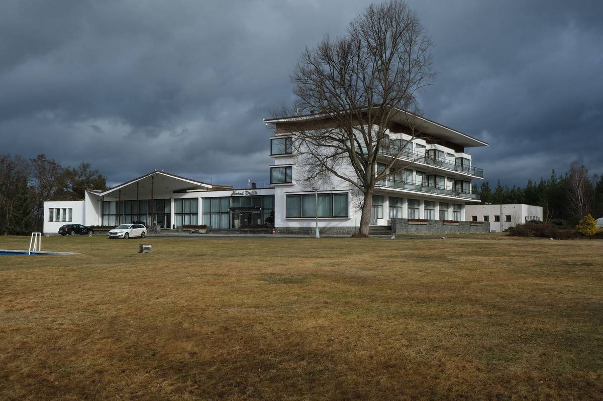 Na kopci u levé hráze Orlické přehrady za hustými lesy Karla Schwarzenberga stojí bývalé rekreační středisko Vystrkov, dnešní Hotel Orlík. Rezort, který letos slaví 60 let od svého založení, byl v minulosti nechvalně známý jako "hnízdo" komunistických pohlavárů, jež v 90. letech vystřídali lidé z podsvětí i vycházející hvězdy z české politiky.