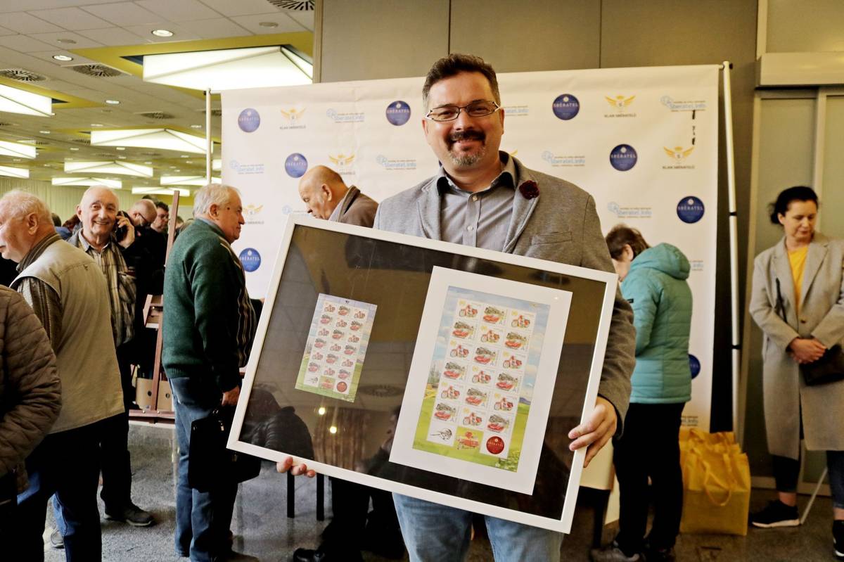 Jindřich Jirásek spolu s bratrem organizuje veletrh Sběratel. Na jarní akci představili sběratelský poštovní arch s Jawou.