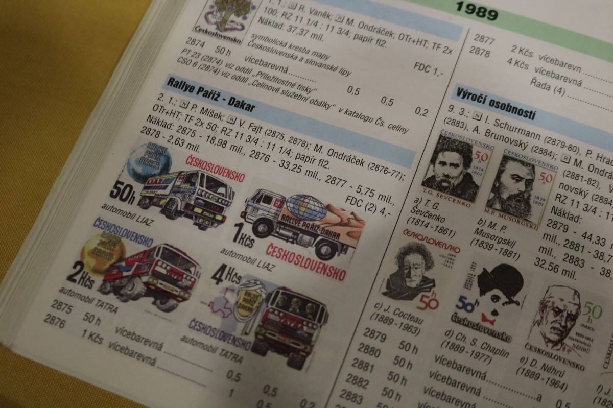 Známky připomínající rallye Paříž Dakar.