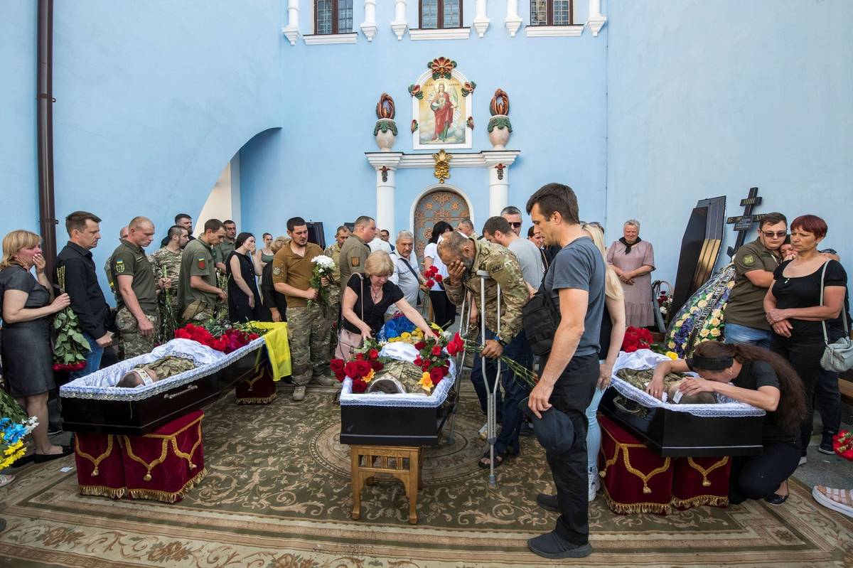 Pohřeb vojáků Oleksandra Synelnikova, Ihora Snitkina a Serhije Malece 1. června v Kyjevě.