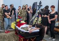 Na Ukrajině je tradicí loučit se se zesnulým uloženým v otevřené rakvi.