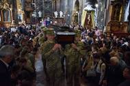 Ve lvovské katedrále se vojáci, příbuzní a další lidé tento týden rozloučili se sedmadvacetiletým Artěmem Dymydem.