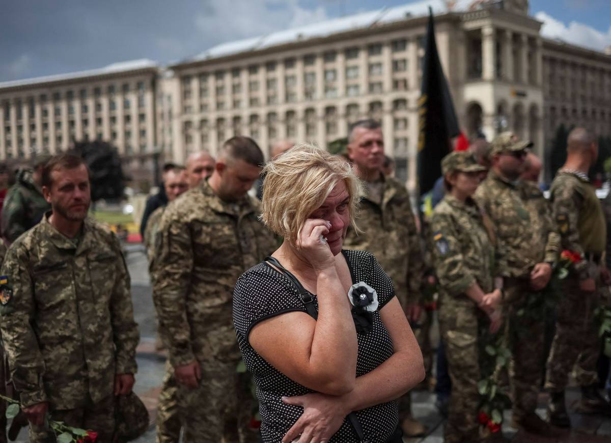 Ukrajina nezveřejňuje přesné počty padlých vojáků. Prezident Volodymyr Zelenskyj ale nedávno řekl, že země přichází denně o padesát až sto padlých či zraněných.
