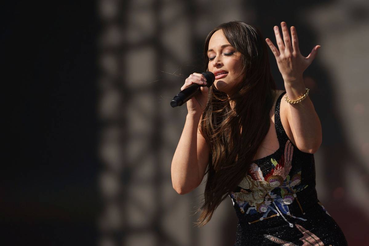 Poslední den na festivalu účinkovala též americká country zpěvačka Kacey Musgraves.