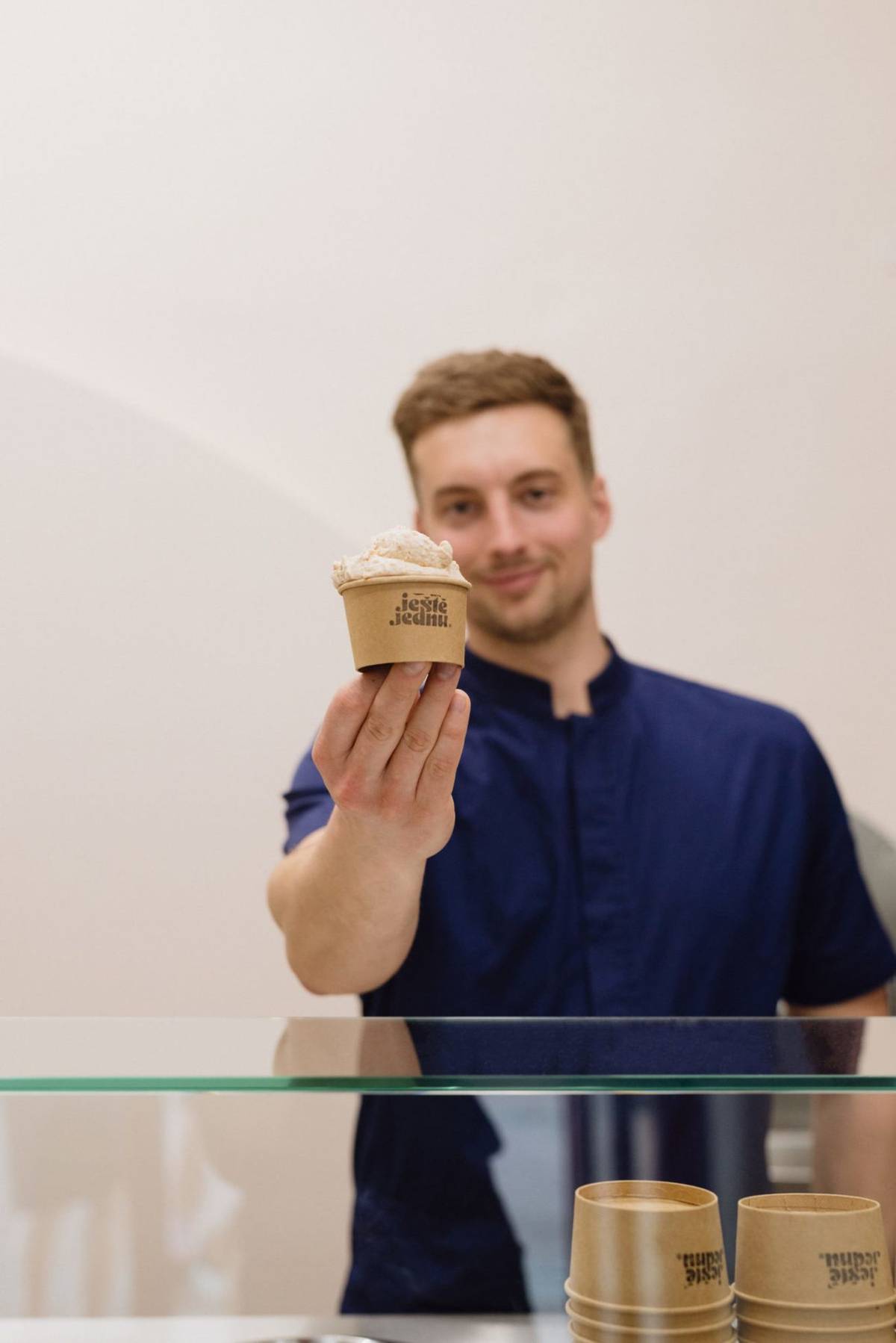 V centru Brna sídlí v památkově chráněném měšťanském domě zmrzlinárna Ještě Jednu. Podle místních v ní prodávají jednu z nejlepších zmrzlin ve městě. Za podnikem stojí Jakub Gavor (na fotce).