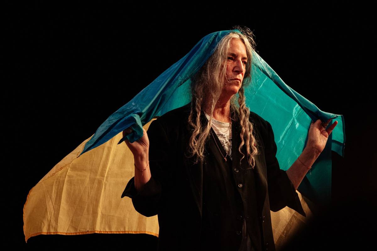 Písničkářka Patti Smith se na pražském koncertě zahalila do ukrajinské vlajky.