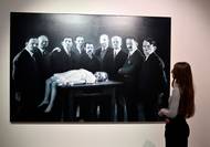 Malba Zjevení III od Gottfrieda Helnweina. Na velkoformátovém plátnu stojí chlapi v oblecích nad dívkou. Není jasné, zda spí, nebo je mrtvá. Pohledy mužů s deformovanými obličeji jsou zneklidňující.