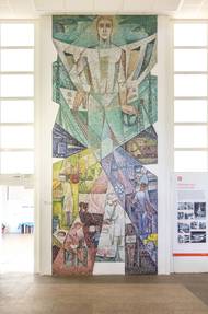 V administrativní budově zase návštěvníky uvítá mozaika výtvarníka Emila Cimbury.