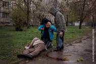 Vítězi evropské části soutěže World Press Photo se staly snímky zachycující válku na Ukrajině od řeckého reportéra Alkise Konstantinidise a ukrajinského fotožurnalisty Evgeniye Maloletky. Společně s nimi byly oceněny ještě soubory o migrantech a o klimatické krizi, jejichž autory jsou Španěl Cesar Dezfuili a Ital Simone Tramonte. Světoví vítězové budou vyhlášeni v dubnu. Alkis Konstantinidis (Řecko / Reuters): Jana a Viktor, Ukrajina. Evropský vítěz v kategorii Jednotlivé snímky.