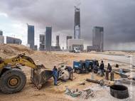 Nick Hannes (Belgie / Panos Pictures): Nové hlavní město. Fotografie zachycují výstavbu nového správního centra Egypta. Africký vítěz v kategorii Série snímků (ukázka z většího souboru).