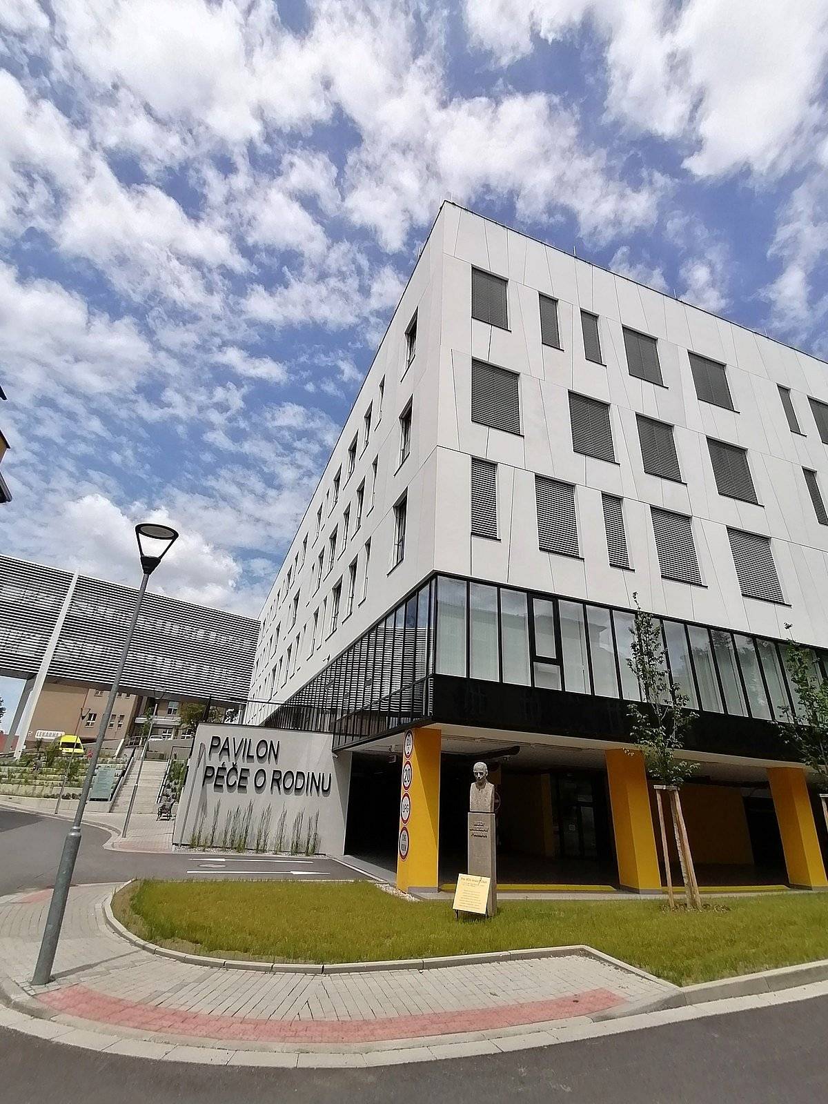 Nemocnice Pelhřimov oznamuje, že s účinností od 11. října 2023 dočasně pozastavuje registraci nových pacientů do Ambulance praktického lékaře pro děti a dorost s výjimkou novorozenců. Toto rozhodnutí bylo učiněno z důvodu zachování kvality péče a optimalizace stávajícího pacientského zázemí. 
 
Chápeme, že tato situace může být náročná pro ty, kteří hledají zdravotní péči pro své děti. Proto rodiny, které hledají nového praktického lékaře pro děti a dorost, budou moci znovu začít podávat žádosti o registraci v příštím roce. Datum bude včas oznámeno na webových stránkách Nemocnice Pelhřimov v sekci aktuality. 
 
Nemocnice Pelhřimov, příspěvková organizace