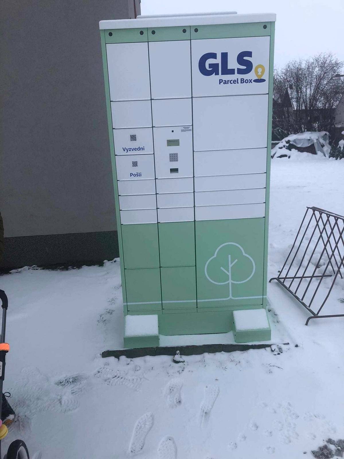 Zboží z moderních e-shopů jako Mironet.cz, Angry Beards, Bagind a stovky dalších dostupné bez stresu z čekání na kurýra a odeslání balíku přímo od nás z Žižkova Pole třeba až do Španělska? To všechno teď máme k dispozici díky samoobslužnému non-stop dostupnému GLS Parcel Boxu, který je ode dneška v provozu na návsi před hasičkou zbrojnicí. Díky balíkovému přepravci GLS máte nyní možnost se v hektickém předvánočním čase stavit pro objednané dárky z e-shopů tehdy, když se to hodí právě vám.
Stejně tak jednoduše můžete přes výdejní box zásilky i odesílat. Stačí si vytisknout štítek na webu www.e-balik.cz, nalepit ho na zásilku a pomocí skeneru na boxu načíst a vložit do schránky.