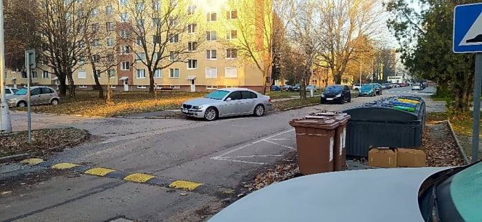 Ďakujeme za podnet Mestská polícia uvedené skutky rieši, zlepšenie situácie prinesie aj zavedenie regulácie parkovania. Náč.MsP