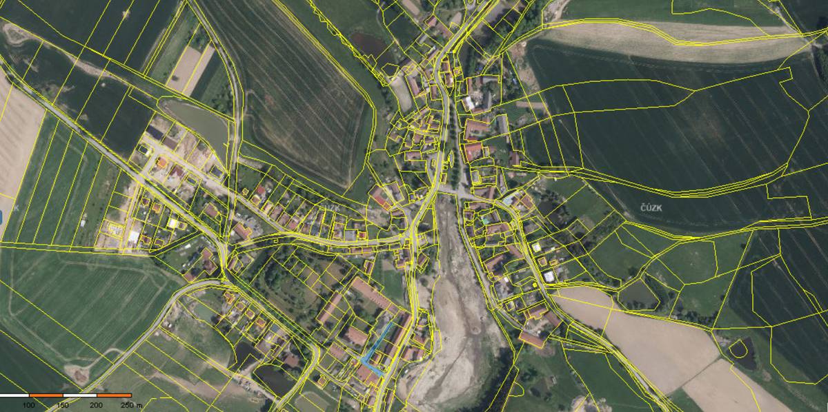 Obnova katastrálního operátu novým mapovánímna části k. ú. Černá a k. ú. Milíkov – intravilán obce Seznámení vlastníků s postupem obnovy operátuObnova katastrálního operátu je vyhotovení nového souboru popisných a geodetických informací v elektronické podobě Způsob obnovy katastrálního operátu:novým mapovánímpřepracováním souboru geodetických informacína podkladě výsledků pozemkových úpravNové mapování x pozemkové úpravyu obou způsobů obnovy vzniká nová katastrální mapa, na základě měření v terénu (stejná přesnost).Pozemkové úpravy - dochází ke zcela novému uspořádání pozemků (pozemky se směňují)Nové mapování - pozemky se nesměňují, jsou uspořádány jako doposud. Cílem nového mapování je vytvoření nové katastrální mapy, v terénu dochází k označení (zviditelnění) nesporných vlastnických hranic na základě vyšetření a následnému zaměření skutečného stavu, příp. dochází ke změnám druhů pozemků, způsobu využití pozemků popř. jejich sloučení.  Nové mapování je nejvíce časově i finančně náročný způsob obnovy, avšak nejpřesněji zachycuje reálný stav v terénu za účasti vlastníků a následné zaměření vyšetřeného stavu. Etapy obnovy nového mapování: 1. Zahájení obnovy operátu2. Zjišťování hranic  3. Podrobné měření v terénu (OOKO Jihlava)4. Výpočty, zpracování měření    5. Vyhotovení nového SPI (soubor popisných informací) a SGI (soubor grafických informací), srovnávací sestavení parcel 6. Vyložení obnoveného operátu k veřejnému nahlédnutí a námitkové řízení  7. Vyhlášení platnosti nového operátu   Zahájení obnovy operátuKatastrální úřad Velké Meziříčí oznámil zahájení obnovy operátu obci Černá dne 9. 1. 2024   Zjišťování hranic- zajišťuje Katastrální pracoviště Velké Meziříčí přibližně v období duben - listopad 2024 - provádí komise složená ze zaměstnanců katastrálního úřadu, zástupců obce a jednotlivých správních orgánů za účasti vlastníků      - předseda komise – Radovan Škoda (KP Velké Meziříčí)      - členové komise: -  Jaroslava Horká (KP Velké Meziříčí)                                   -  PaeDr. Vítězslav Plocek – (starosta obce Černá)                  -  Marcela Žáková (odbor ŽP a ochrany ZPF MěÚ Velké Meziříčí)                  -  Ivo Rohovský (odbor výstavby MěÚ Velké Meziříčí)vlastníci žijící v k. ú. Černá jsou zváni písemnou pozvánkou - doručenou prostřednictvím zástupců obce (doručení osobně proti podpisu všem vlastníkům v doručním listě nebo dopisem s doručenkou), jehož přílohou je plná moc (k zjišťování hranic nemusí být úřední ověření plné moci), vlastníkům žijící mimo k. ú. Černá budou pozvánky zaslány poštou na dodejku nebo datovou schránkoupředmětem zjišťování jsou hranice pozemků vlastnické, hranice druhů pozemků, obvody budov a vodních děl-  prověřují se i další údaje, které jsou obsahem katastru např. adresy vlastníků, druh a způsob využití pozemku, typ a způsob využití stavby …-  vyšetřuje se skutečný průběh hranice v terénu, který se porovnává s jejím zobrazením v platné katastrální mapě - mohou nastat následující případy:Pozemkyprůběh hranice v terénu odpovídá mapě a vlastníci s ní souhlasí - ideální stav (hranice se označí barvou, kolíkem - ten je následně stabilizován trvale - např. znaky z plastu, zabetonovaná žel. trubka ...) vlastníci s průběhem hranice v terénu souhlasí, ale ta neodpovídá zákresu v katastrální mapě – existují dvě možnosti:chybný zákres v mapě - vlastníci potvrdí podpisem souhlas s opravou hranicevědomá změna hranice - povinnost předložit geometrický plán (GP) na změnu hranice a směnnou, kupní nebo  darovací smlouvudojde k rozporu ve tvrzení vl