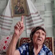 Natalia Garbuová (Moldavsko): Věříme v Boha. Ze série Moldavský lookbook, jehož cílem je mapovat národní identitu a její nerůznější projevy. Třetí až desáté místo v kategorii Dokumentární projekt / Profesionální fotografové.