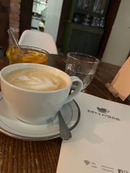 Kavárenskou scénou bylo Brno známé už za první republiky, po válce ovšem nastala dlouhá doba temna. Opětovný boom zažily brněnské kavárny v desátých letech nového tisíciletí. Až by se chtělo říct, že narazit tu na špatné kafe jednoduše nejde. To už vám spíš svůj mistrovský kousek naservíruje Barista roku, nebo minimálně finalista této kávové soutěže. Třeba v Monogram Espresso baru nebo The Roses. Zajít ale můžete třeba i do Rebelbeanu ve Vlněně, do SKØG Urban Hub na Dominikánském náměstí nebo jen kousek vedle do Kafe v rozkladu, odkud je ostatně i tato fotka. Nebo je libo podnik s echt brněnským názvem Kafec?