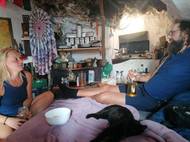 Oba nesouhlasí s tím, že by byli hipíci, kteří nechtějí pracovat. "Takové přemýšlení a nálepkování je způsob myšlení, který nám někdo vštěpil skrze systém a vzdělávání. Často jsme přijali způsob života, který nám není vlastní. Jsme domestikovaní dělníci," přemýšlí Jonáš.