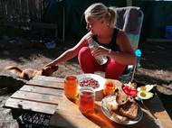 Alternativní styl života Jonášovi i Iloně umožňuje mít víc času sami na sebe. Ilona jej tráví seberozvojem, čtením a poznáváním "nových pohybových věcí" od jógy, volného tance až po terapii zvukem.