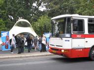 Praha jím pohrdla, tak si Kaplického blob našel své místo v Brně. Najdete ho místo na Letné na Lesné. Konkrétně na Okružní ulici, v místě autobusové zastávky Loosova.