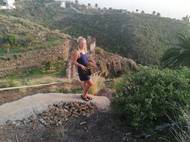 Jeskyně se nachází sto metrů od Nonova domu a přístup do ní není pro každého. Schází se do ní po úzkých serpentinách, které stejně jako jeskyni Jonáš vybudoval s pomocí známých a přátel na ostrově.