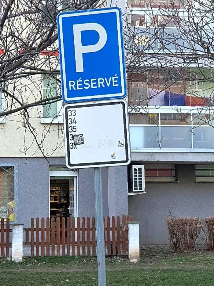 Uvedeným podnětem se již zabývala komise dopravní Rady města Mostu, přičemž bylo schváleno vyznačení původního systému parkovacích míst po ukončeném vyhrazeném parkovacím místě pro ZTP.