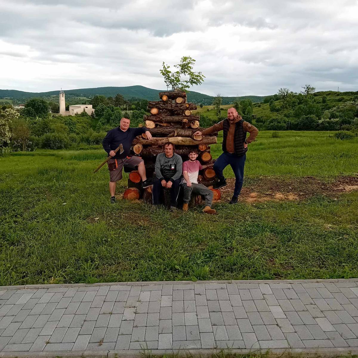 Stavanie Vatry

Starosta obce Hrčeľ ďakuje všetkým občanom, ktorí sa podujali na stavaní Vatry.

Pálenie Vatry sa bude konať: 

Piatok -  10.5.2024
