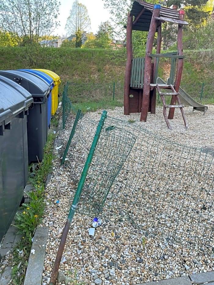 Vlastník pozemku a dětského hřiště byl na stav opakovaně upozorně