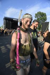 Na pořádek a bezpečnost v průběhu festivalu dohlížejí desítky policistů. Zajišťují bezpečnost silničního provozu a kvůli riziku krádeží budou hlídkovat také mezi stany. "Stanovými městečky budou projíždět policisté na čtyřkolkách. K dispozici mají muži zákona mimo jiné techniku Letecké služby Policie České republiky, kterou budou využívat v nočních hodinách v závislosti na aktuální situaci a konkrétních podmínkách," přibližuje policejní mluvčí Monika Kozumplíková.