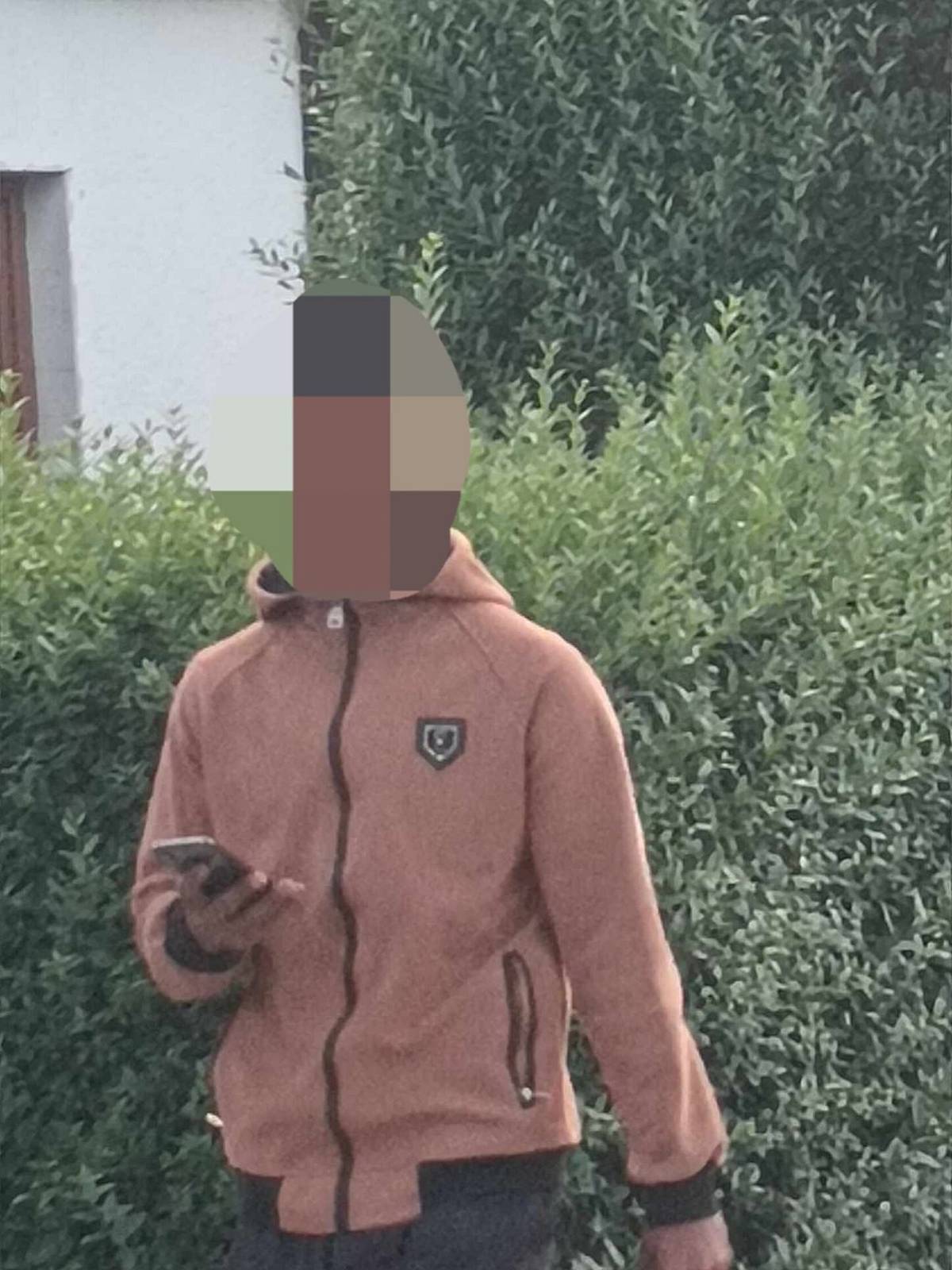 Varujeme občany - podle výpovědi několika občanů naráz obchází tento mladý muž v Křídlůvkách zahrady, kouká do aut a chová se podezřele. Nemluví prý česky, často v ruce drží mobilní telefon. Objevil se zde dnes i před třemi dny. 

Kdyby jste se stali obětí krádeže nebo jiného zločinu, informujte neprodleně Policii ČR.