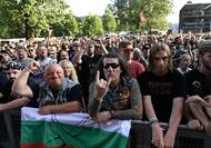 Program po poledni zahájila domácí folkrocková kapela Fleret. Skupina, jež debutovala roku 1990 albem Sbohem galánečko, odstartovala program Masters of Rock již posedmé. Tentokrát ji doprovodila rocková zpěvačka Tanja. "Byla suprově zaplněná plocha před pódiem, kde bylo nějakých 7000 lidí. Festival odstartoval výtečně," pochvaluje si vystoupení Jiří Daron, ředitel pořádající agentury Pragokoncert.