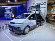 Už před nějakým časem se Iveco spojilo s Hyundai kvůli vývoji aut s palivovými články. Tato spolupráce ale zahrnuje i elektrický model eMoovy nabízený jako podvozek či valník. Kabina je z Hyundai Staria a na jedno nabití ujede novinka až 320 kilometrů.