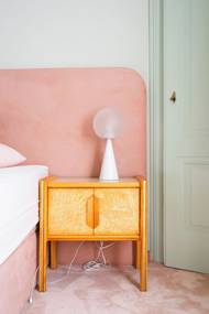 Noční stolky i lampy a lustr jsou vintage.