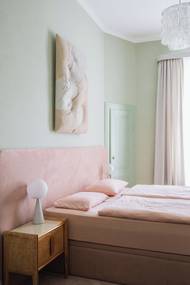 Inspiraci spojit zelenkavou a růžovou barvu v ložnici jsem objevila na jedné fotografii v časopise o bydlení. Chtěla jsem, aby místnost působila jemně a klidně. A opravdu se tam dobře spí.