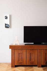 Komoda, na níž je dnes televize, byla láska na první pohled. Očarovalo mě hlavně ořechového dřevo. Je ze 70. let a dovezla jsem ji z Itálie.